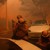 Die starken Santa-Ana-Winde fachen die Flammen immer wieder an. Für die Einsatzkräfte bleibt kaum Zeit zum Verschnaufen