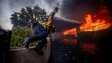 Mehr als 250 Feuerwehrleute sind im Vorort von Los Angeles schon Dienstag im Dauereinsatz