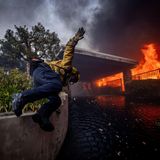 Mehr als 250 Feuerwehrleute sind im Vorort von Los Angeles schon Dienstag im Dauereinsatz