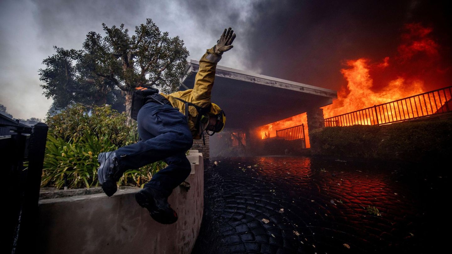 Mehr als 250 Feuerwehrleute sind im Vorort von Los Angeles schon Dienstag im Dauereinsatz