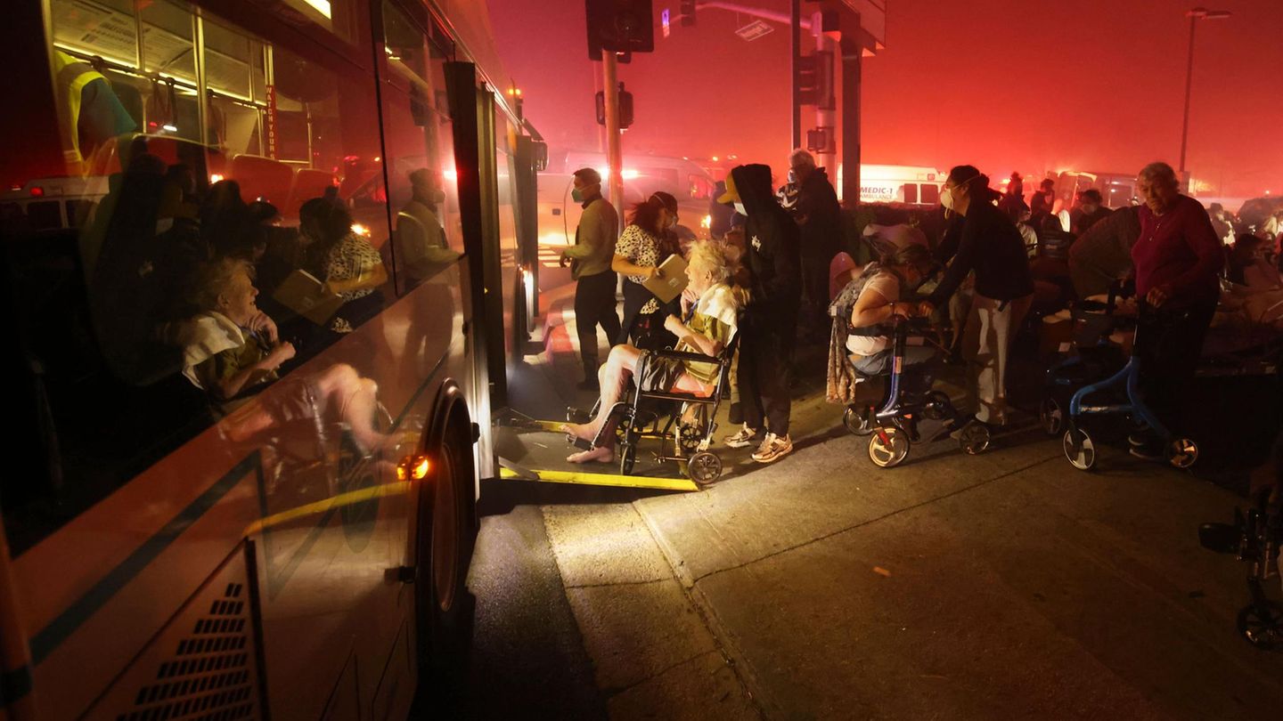 Bewohner eines Seniorenzentrums in Altadena werden evakuiert und in einen Bus gebracht