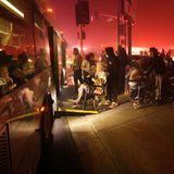 Bewohner eines Seniorenzentrums in Altadena werden evakuiert und in einen Bus gebracht