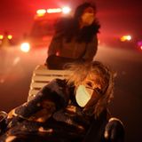 Ein Bewohner eines Seniorenzentrums in Altadena wird evakuiert, als sich das Eaton-Feuer nähert