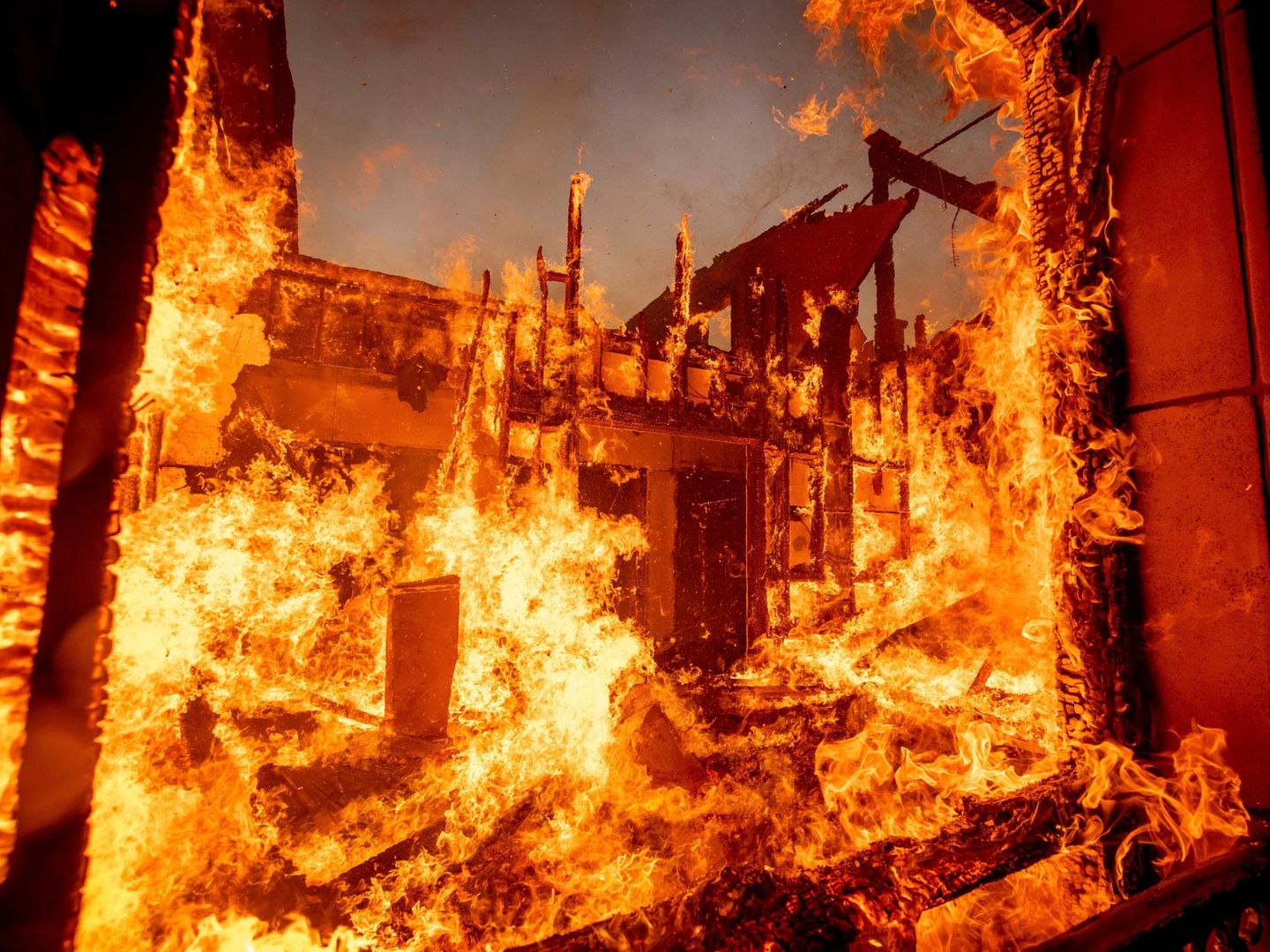Feuer wtet in Promi-Viertel bei L.A.  30.000 Anwohner auf der Flucht