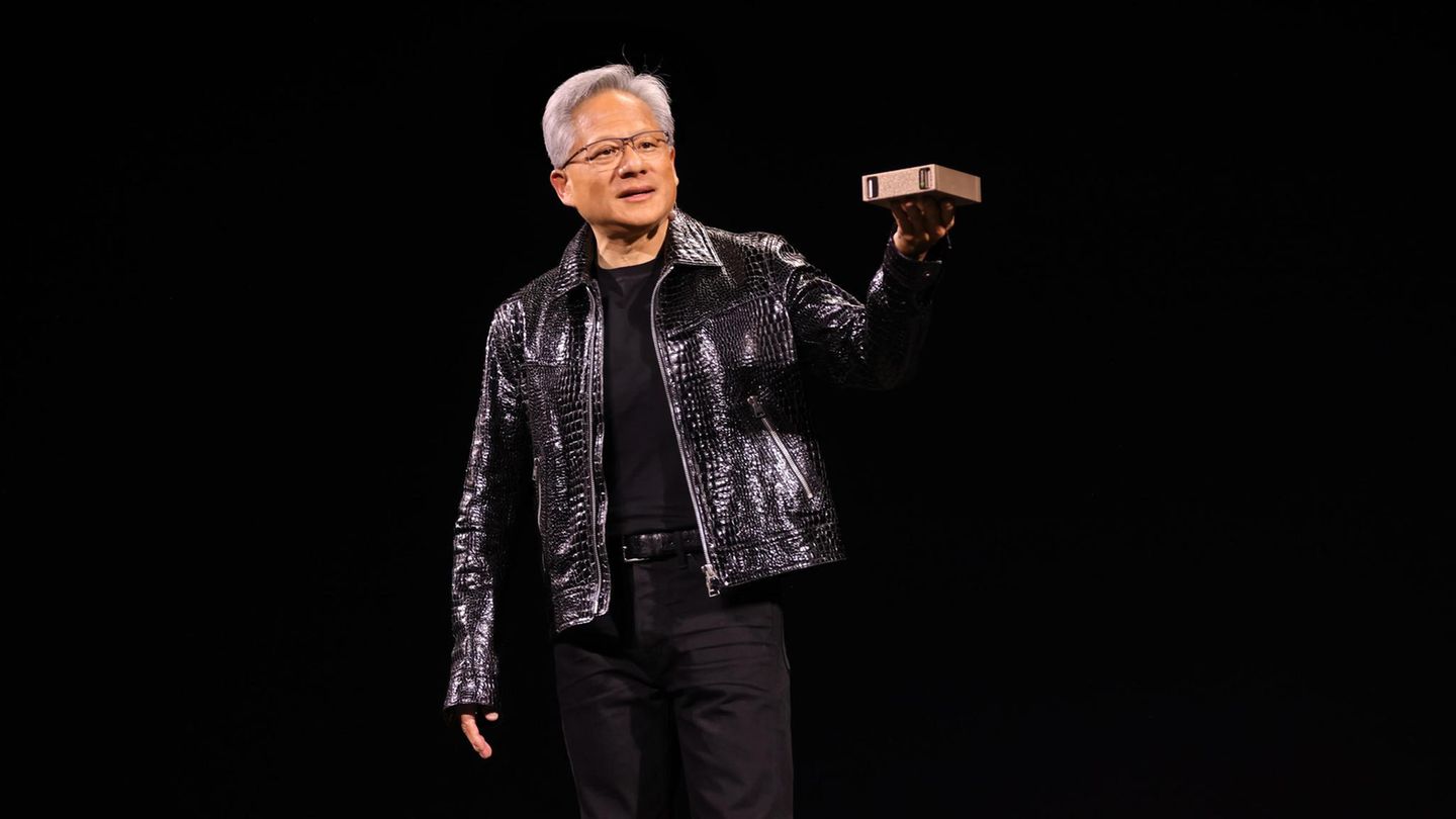 Nvidia-Chef Jensen Huang präsentierte auf der CES nicht nur Grafikkarten, sondern vor allem, was der Konzern zukünftig in Sachen KI plant. Wie etwa den Mini-KI-Computer "Digits".