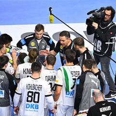 Die deutsche Handball-Nationalmannschaft bildet einen Kreis