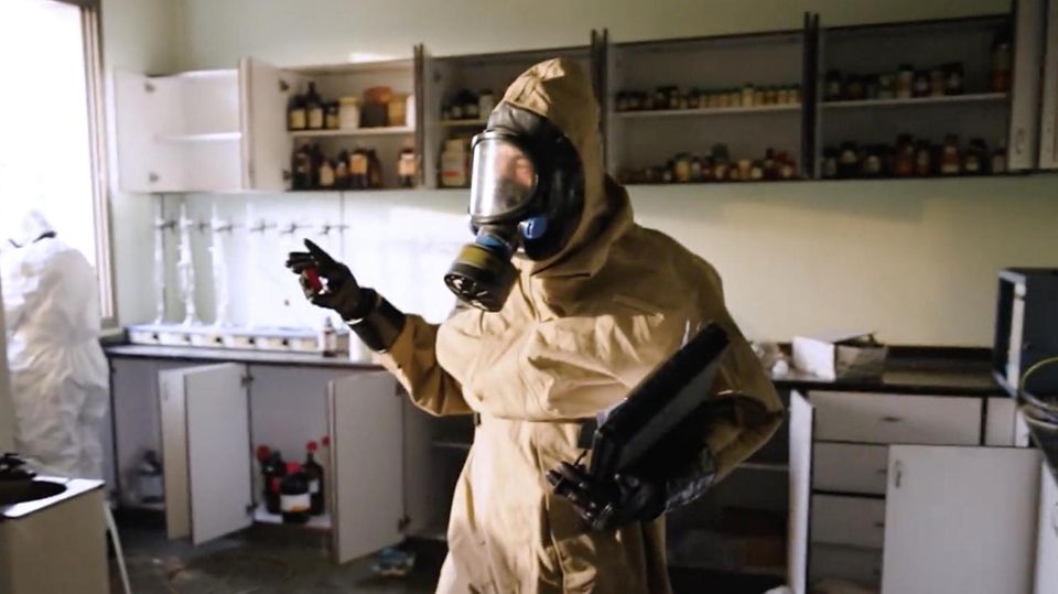 Alarmierende Messwerte: TV-Team filmt Inspektion möglicher syrischer Giftfabrik Alarmierende Messwerte: TV-Team filmt Inspektion möglicher syrischer Giftfabrik