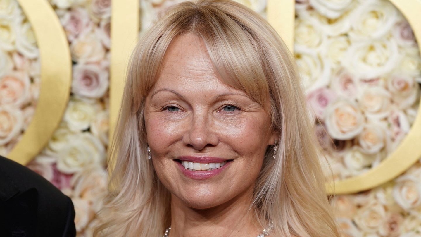 "Baywatch"-Star : Fremder verwechselte Pamela Anderson in Flugzeug – und wurde handgreiflich