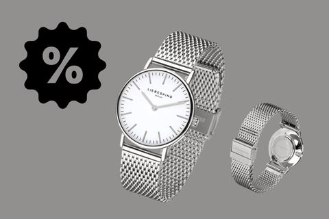 Eine Frau trägt eine Liebeskind-Armbanduhr.