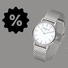 Eine Frau trägt eine Liebeskind-Armbanduhr.