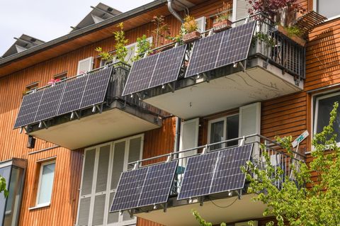 Balkonkraftwerke in Freiburg: Vermieter müssen der Anschaffung nun grundsätzlich zustimmen. Für eine Ablehnung muss ein triftiger Grund vorhanden sein, etwa wenn die Bausubstanz gefährdet ist     