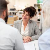 Mittleres Gehalt aller Beschäftigten: 59.500 Euro  Beispiel-Berufe  Betriebswirt/Betriebswirtin: 54.000 Euro  Bankkaufmann/Bankkauffrau: 52.000 Euro  Sozialversicherungsfachangestellte: 52.000 Euro  Versicherungsfachmann/-frau: 50.750 Euro  Kaufmann/-frau Versicherungen und Finanzen: 42.500 Euro   