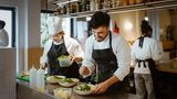 Mittleres Gehalt aller Beschäftigten: 37.250 Euro  Beispiel-Berufe  Küchenchef/-in: 46.250 Euro  Eventmanager/-in: 43.750 Euro  Reiseverkehrskaufmann/-frau: 35.750 Euro  Koch/Köchin: 34.750 Euro  Servicekraft: 30.500 Euro