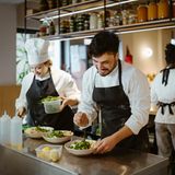 Mittleres Gehalt aller Beschäftigten: 37.250 Euro  Beispiel-Berufe  Küchenchef/-in: 46.250 Euro  Eventmanager/-in: 43.750 Euro  Reiseverkehrskaufmann/-frau: 35.750 Euro  Koch/Köchin: 34.750 Euro  Servicekraft: 30.500 Euro