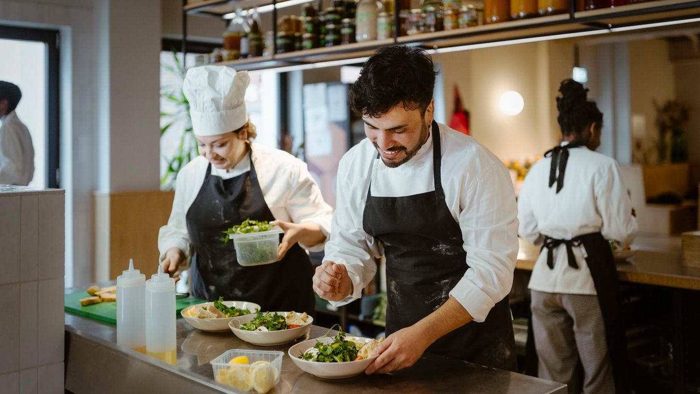 Mittleres Gehalt aller Beschäftigten: 37.250 Euro  Beispiel-Berufe  Küchenchef/-in: 46.250 Euro  Eventmanager/-in: 43.750 Euro  Reiseverkehrskaufmann/-frau: 35.750 Euro  Koch/Köchin: 34.750 Euro  Servicekraft: 30.500 Euro
