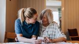 Mittleres Gehalt aller Beschäftigten: 41.750 Euro  Beispiel-Berufe  Pflegefachkraft: 45.500 Euro  Sozialpädagoge/-pädagogin: 45.250 Euro  Physiotherapeut/-in: 40.000 Euro  Medizinische Fachangestellte: 37.250 Euro  Zahnmedizinische Fachangestellte: 33.750 Euro