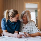 Mittleres Gehalt aller Beschäftigten: 41.750 Euro  Beispiel-Berufe  Pflegefachkraft: 45.500 Euro  Sozialpädagoge/-pädagogin: 45.250 Euro  Physiotherapeut/-in: 40.000 Euro  Medizinische Fachangestellte: 37.250 Euro  Zahnmedizinische Fachangestellte: 33.750 Euro