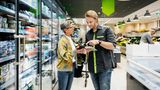 Mittleres Gehalt aller Beschäftigten: 37.750 Euro  Beispiel-Berufe  Automobilkaufmann/-frau: 42.000 Euro  Kaufmann/-frau: 39.000 Euro  Kaufmännische Mitarbeiter: 38.750 Euro  Groß- und Außenhandelskaufmann/-frau: 37.000 Euro  Einzelhandelskaufmann/-frau: 32.750 Euro