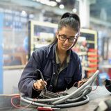 Mittleres Gehalt aller Beschäftigten: 42.750 Euro  Beispiel-Berufe  Servicetechniker/-in: 47.750 Euro  Industriemechaniker/-in: 46.000 Euro  Elektriker/-in: 44.750 Euro  Maschinenführer/-in: 41.250 Euro  Kfz-Mechatroniker/-in: 35.750 Euro