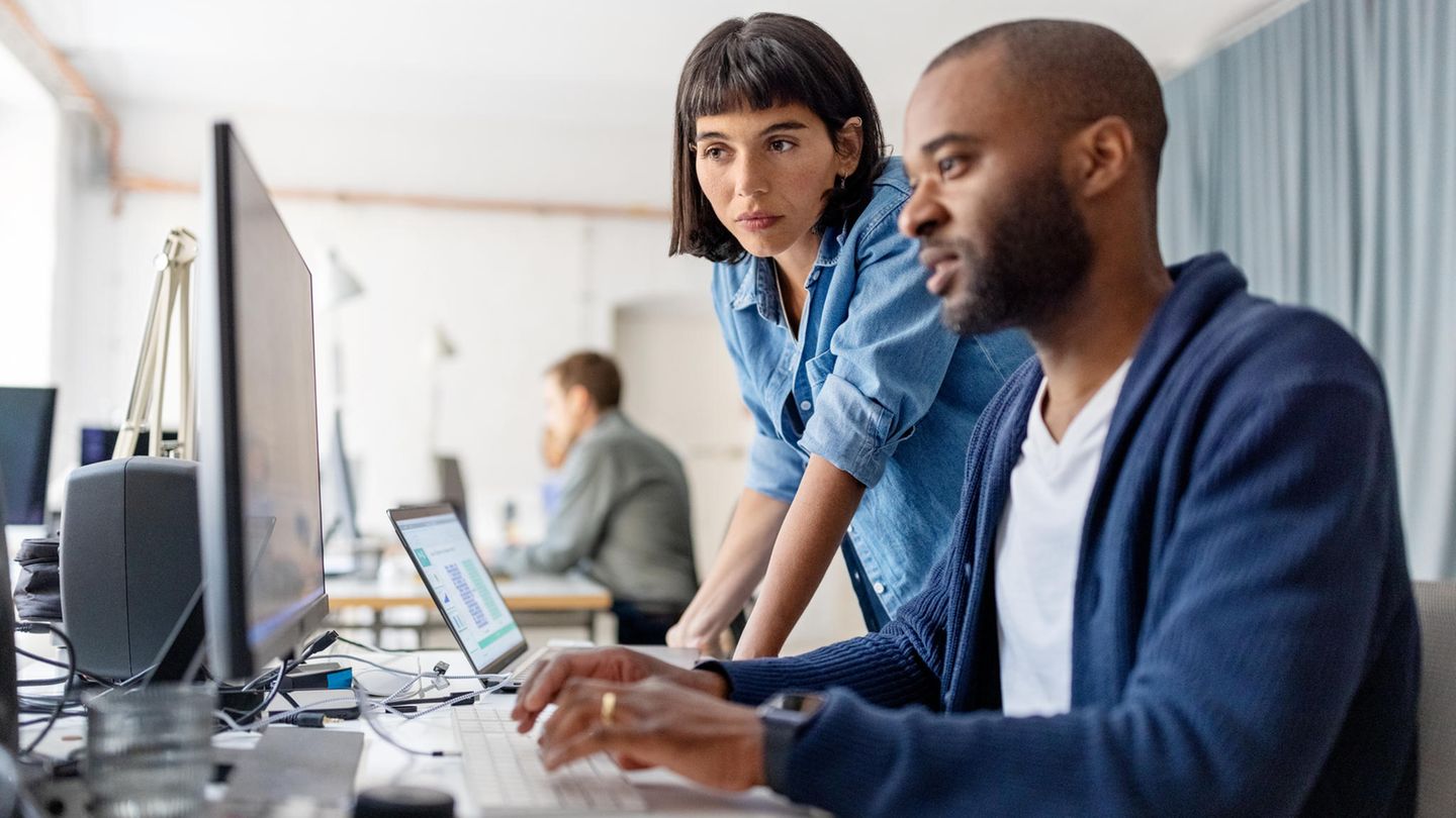 IT-Berufe Mittleres Gehalt aller Beschäftigten: 58.000 Euro Beispiel-Berufe IT-Projektmanager/-in: 68.500 Euro IT Consultant: 61.750 Euro Software-Entwickler/-in: 57.750 Euro IT-Systemadministrator/-in: 51.250 Euro Fachinformatiker/-in Systemintegration: 41.500 Euro