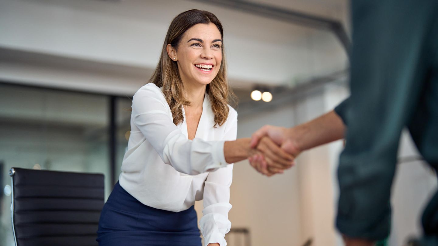 Mittleres Gehalt aller Beschäftigten: 50.750 Euro  Beispiel-Berufe  Personalleiter/-in: 66.750 Euro  Personalentwickler/-in: 56.000 Euro  Recruiting-Manager/-in: 52.500 Euro  Personalsachbearbeiter/-in: 44.500 Euro  Personaldisponent/-in: 43.750 Euro