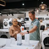 Mittleres Gehalt aller Beschäftigten: 48.500 Euro  Beispiel-Berufe  Vertriebsleiter/-in: 72.250 Euro  Vertriebsmitarbeiter/-in Außendienst: 56.250 Euro  Vertriebsmitarbeiter/-in Innendienst: 42.250 Euro  Verkäufer/-in: 36.000 Euro  Bürokaufmann/-frau: 35.500 Euro