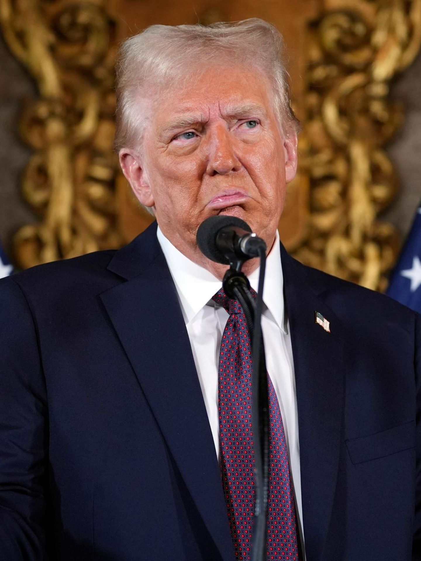 Donald Trump spricht während einer Pressekonferenz in Mar-a-Lago