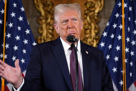 Donald Trump spricht während einer Pressekonferenz in Mar-a-Lago