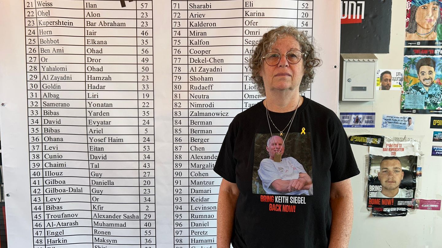 Aviva Siegel, hinter ihr die Liste der Geiseln, die in Gaza verblieben sind Aviva Siegel, hinter ihr die Liste der Geiseln, die in Gaza verblieben sind