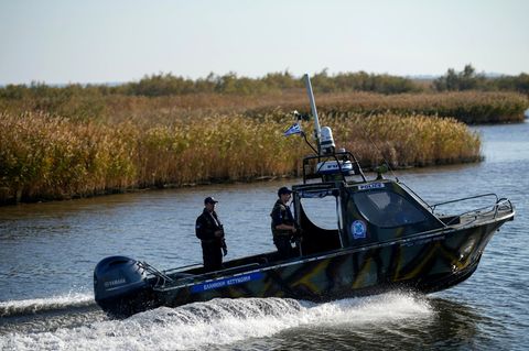 Grenzschutzbeamte aus Griechenland patrouillieren auf einem Boot auf dem Evros, dem Grenzfluss zur Türkei
