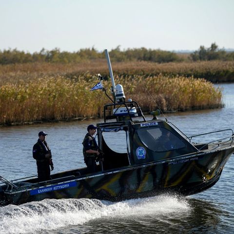Grenzschutzbeamte aus Griechenland patrouillieren auf einem Boot auf dem Evros, dem Grenzfluss zur Türkei
