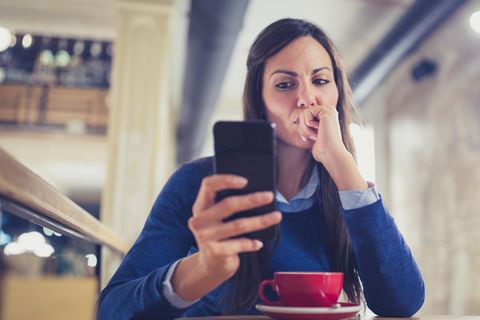 Eine Frau schaut auf ihr Smartphone Meta Instagram Facebook