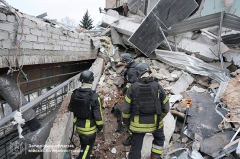Rettungsarbeiten nach Angriff in Saporischschja