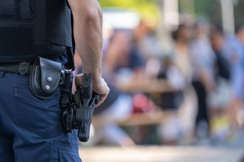 Nahaufnahme der Waffe, die ein Polizeibeamter am Körper trägt