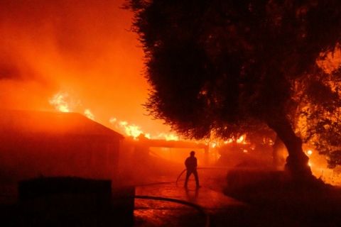 Ein Feuerwehrmann am 7. Januar in der Region von Altadena