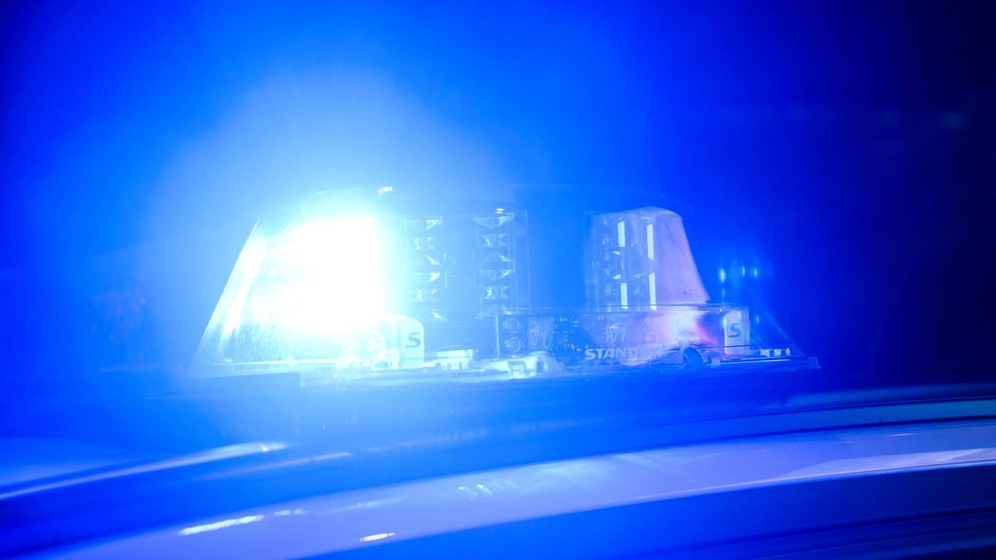 Ein Blaulicht leuchtet auf einem Einsatzfahrzeuge der Polizei