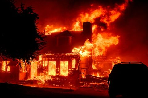 Ein brennendes Haus am 8. Januar im Vorort Altadena