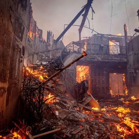 Verkokelte Fassaden und eine zerstörte Treppe, mehr hat das Feuer von dieser Villa in Los Angeles nicht übrig gelassen