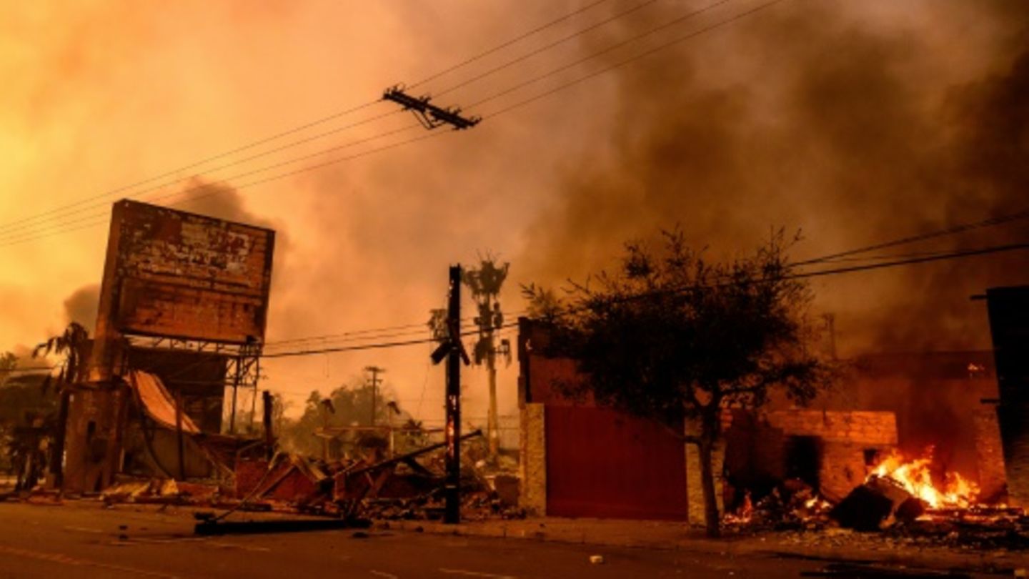 Brand in Altadena im Bezirk Los Angeles