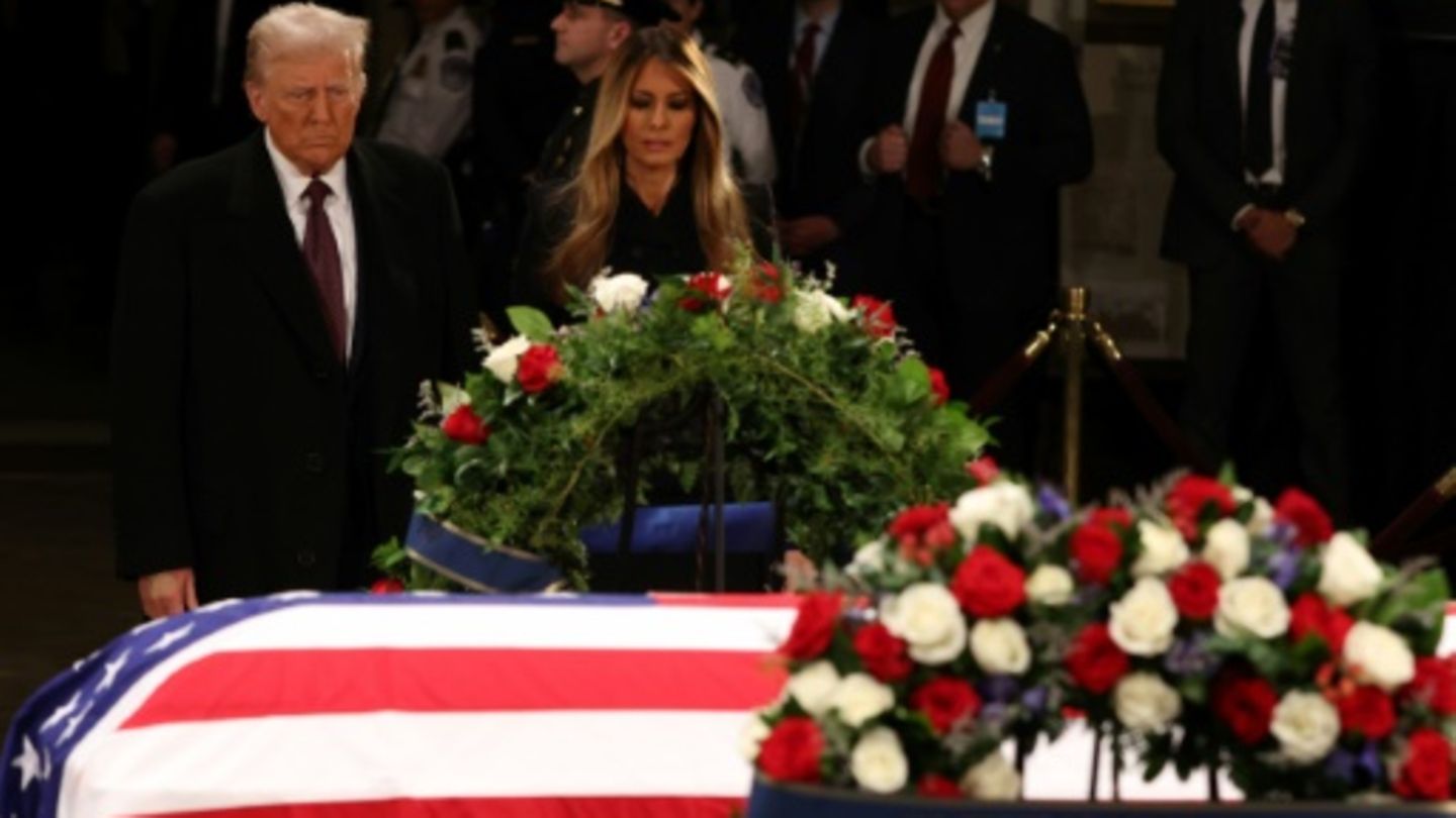 Donald und Melania Trump an Jimmy Carters Sarg im Kapitol