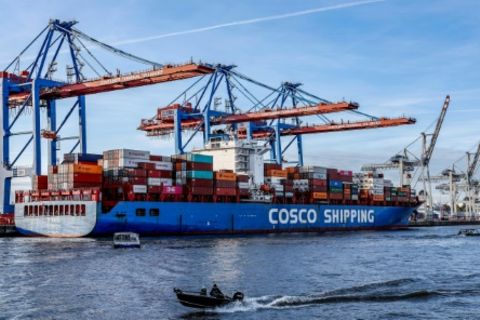 Chinesisches Containerschiff im Hamburger Hafen