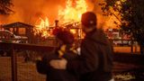 Das Eaton-Feuer im Osten der Stadt hat sich ebenfalls rasant ausgebreitet: Mittwoch beobachtet ein Pärchen, wie die Flammen ein Haus zerstören