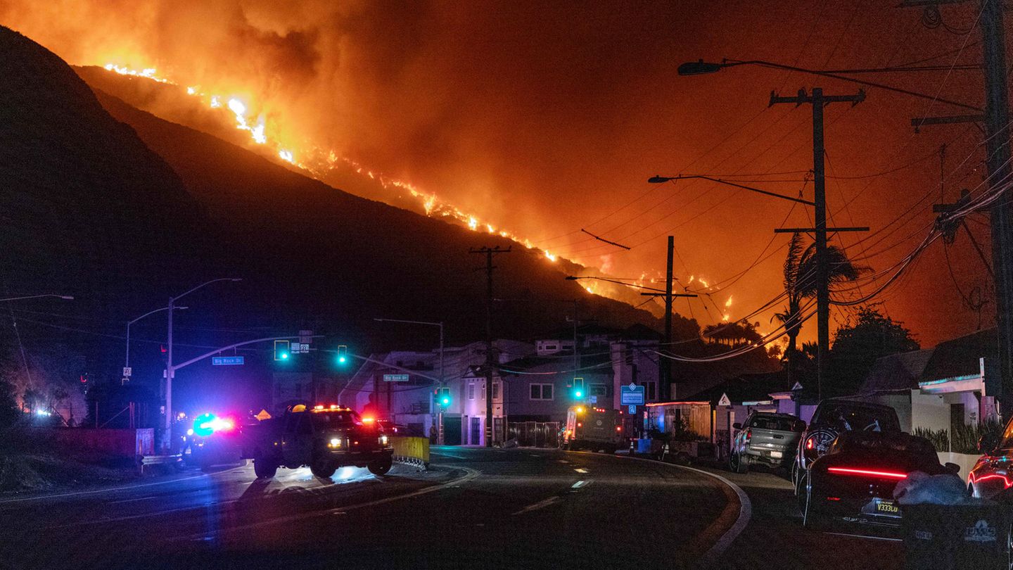 Die Feuerwalze bewegt sich Dienstag auf den Pacific Coast Highway zu. "Es gibt nicht genug Feuerwehrleute in Los Angeles County, um vier Brände dieser Größenordnung zu bekämpfen", sagte Anthony Marrone, Chef der regionalen Feuerwehr
