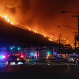 Die Feuerwalze bewegt sich Dienstag auf den Pacific Coast Highway zu. "Es gibt nicht genug Feuerwehrleute in Los Angeles County, um vier Brände dieser Größenordnung zu bekämpfen", sagte Anthony Marrone, Chef der regionalen Feuerwehr