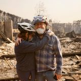 Ihr Haus zerstört, aber sie sind am Leben: Claudio und Kathleen Boltiansky stehen Mittwoch vor den Resten ihres Hauses in Pacific Palisades