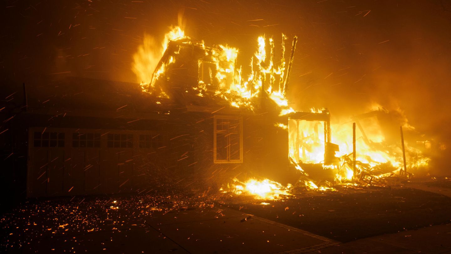 Insgesamt sechs Waldbrände wüten in und um Los Angeles, mehrere Personen sind bislang ums Leben gekommen