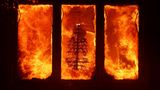 Oh Tannenbaum: Ein Weihnachtsbaum steht in den Flammen eines Hauses. Zehntausende Gebäude wurden bei den Bränden bislang zerstört