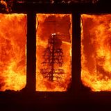 Oh Tannenbaum: Ein Weihnachtsbaum steht in den Flammen eines Hauses. Zehntausende Gebäude wurden bei den Bränden bislang zerstört