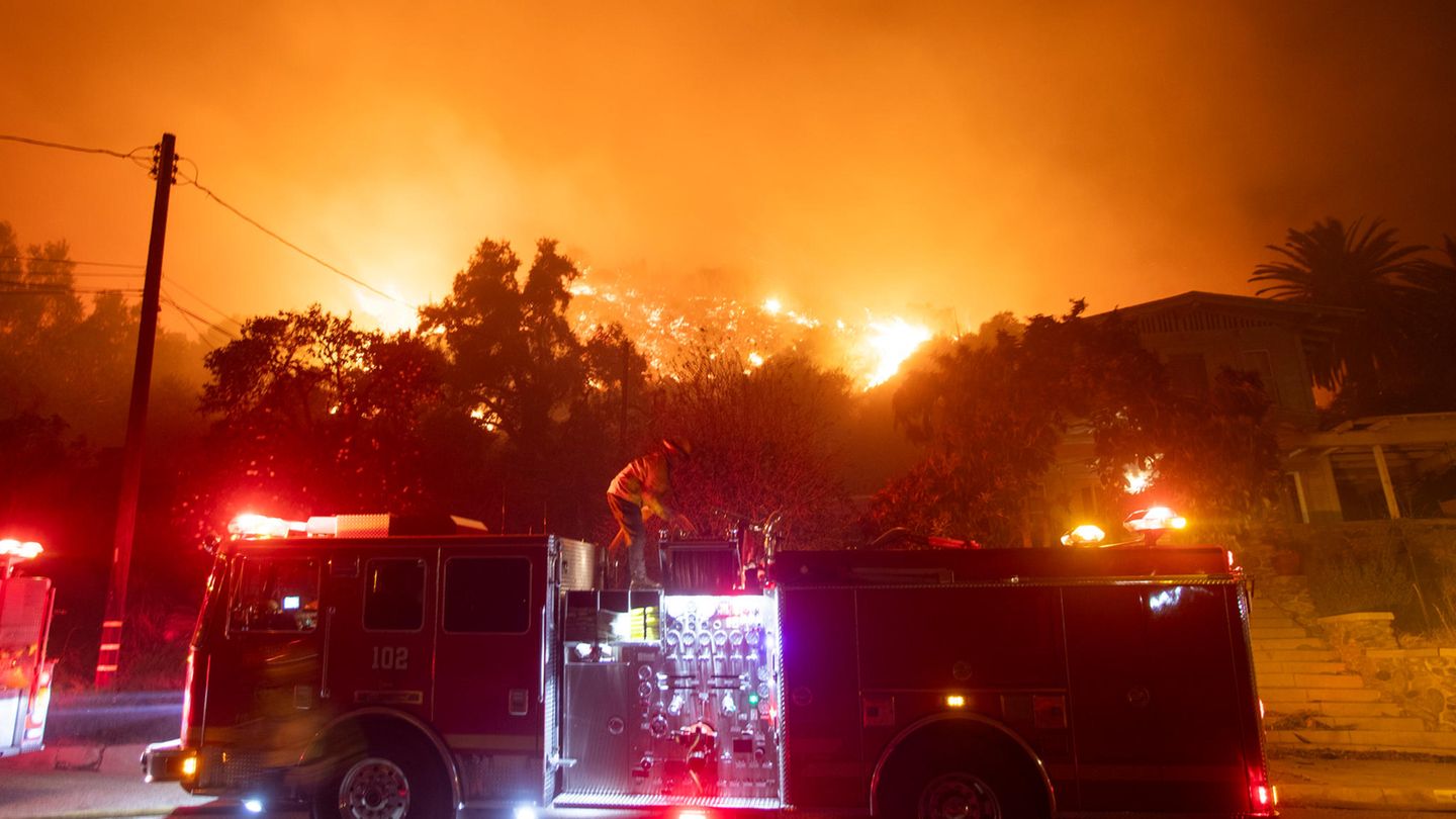 Die Feuerwehr ist im Dauereinsatz, am Mittwochabend (Ortszeit) brach in Hollywood ein weiteres Feuer aus