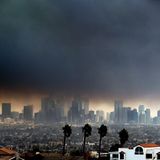 Dichter Rauch über der Stadt: Von Santa Monica aus ist Downtown Los Angeles am Mittwoch nur noch schemenhaft zu erkennen